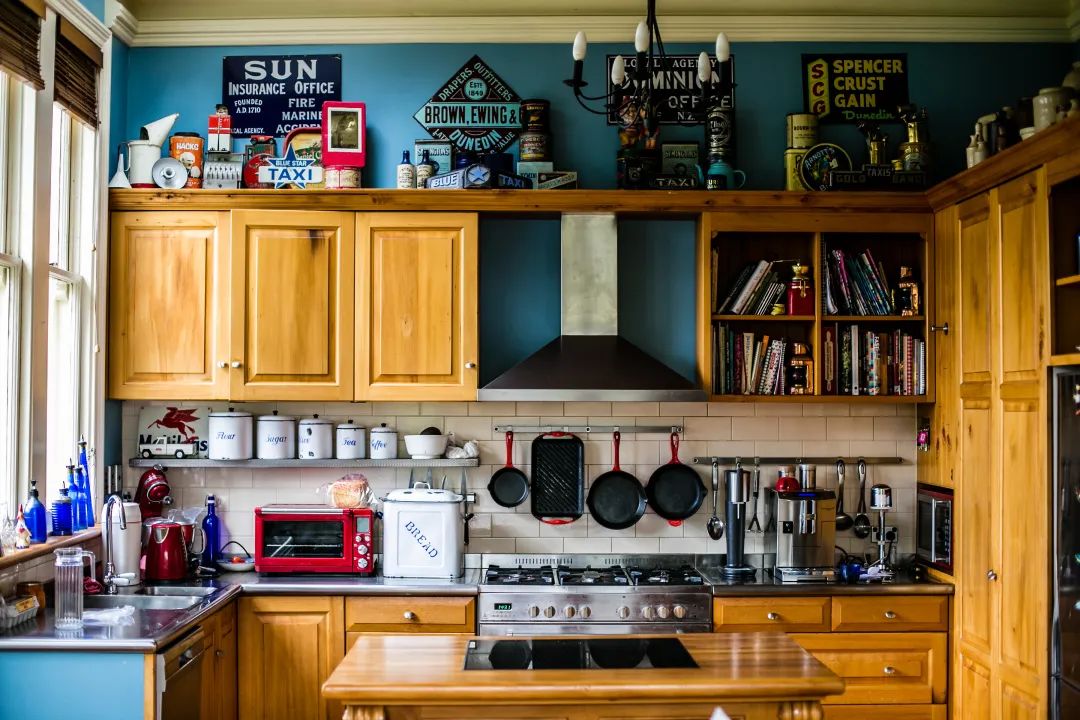 一部煥新家│傳統(tǒng)三件套已經(jīng)落伍，現(xiàn)在廚房流行這樣裝