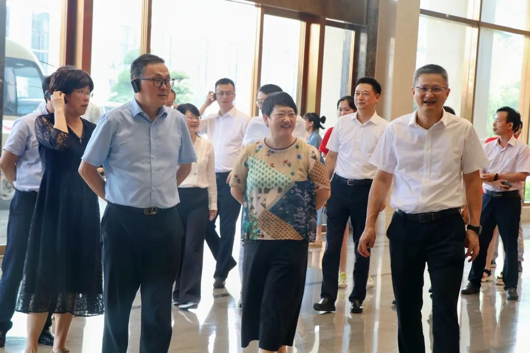 浙江寧波鎮(zhèn)海中學(xué)領(lǐng)導(dǎo)班子蒞臨集成灶品牌帥豐電器參觀(guān)調(diào)研