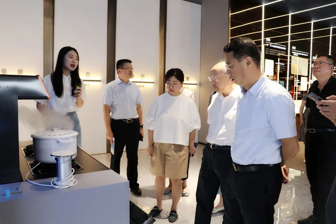 浙江省政協(xié)領導蒞臨帥豐集成灶“節(jié)能智慧工廠”參觀調研 浙江省政協(xié)領導蒞臨帥豐集成灶“節(jié)能智慧工廠”參觀調研