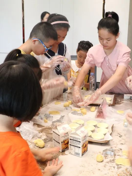 帥豐集成灶組織小美食家DIY趣游記活動(dòng)，在勞動(dòng)中尋找快樂(lè)