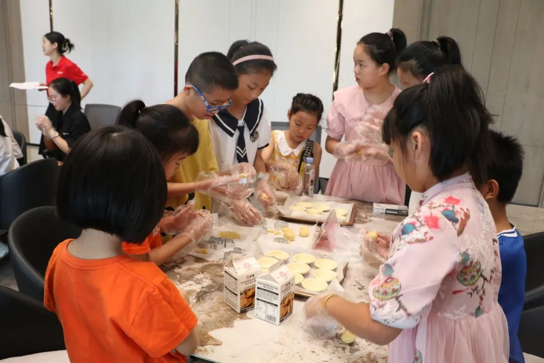 帥豐集成灶組織小美食家DIY趣游記活動(dòng)，在勞動(dòng)中尋找快樂(lè)