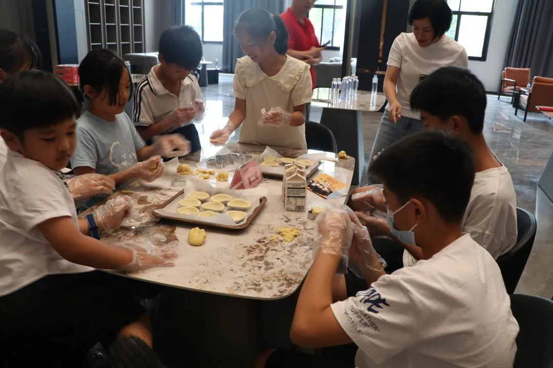 帥豐集成灶組織小美食家DIY趣游記活動(dòng)，在勞動(dòng)中尋找快樂(lè)