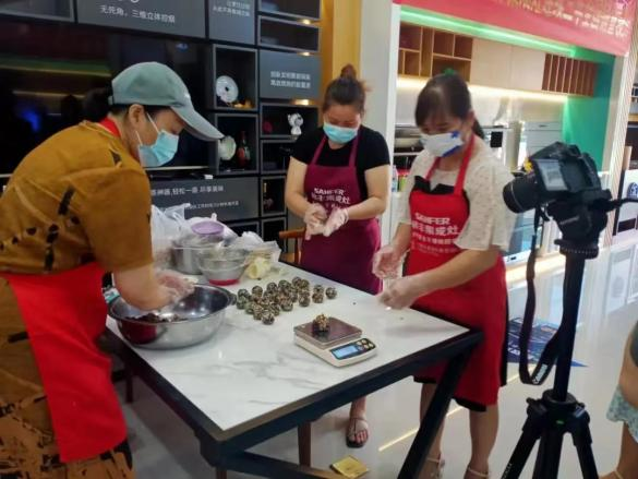 帥豐集成灶風(fēng)火輪蒸烤箱烤制的花式月餅，盡享中秋團圓味！