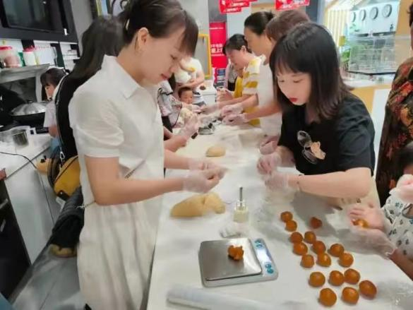 帥豐集成灶風(fēng)火輪蒸烤箱烤制的花式月餅，盡享中秋團圓味！