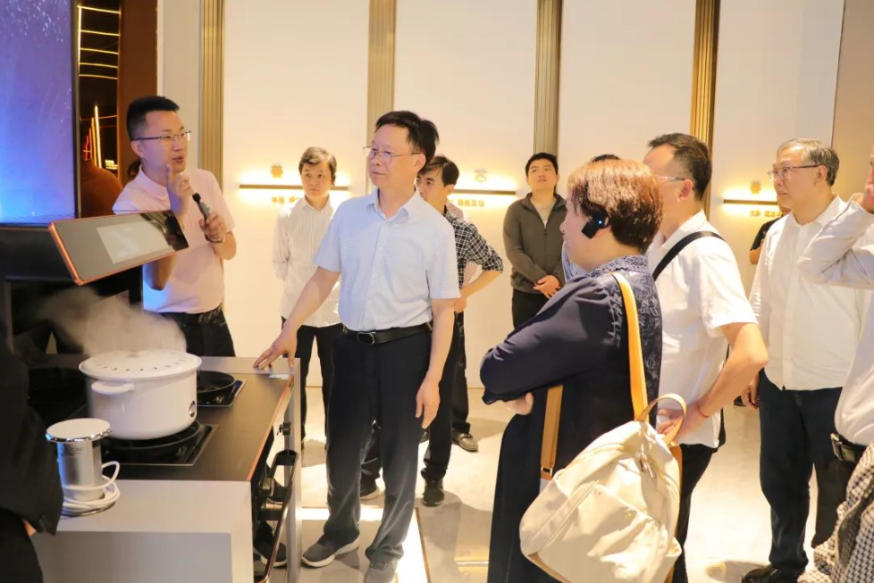 荊州市人大常委會黨組副書記、副主任鄧應(yīng)軍一行蒞臨帥豐調(diào)研指導(dǎo)，助力企業(yè)更好更快發(fā)展！