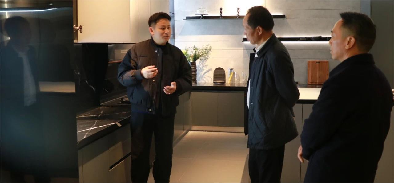 嘉興市南湖區(qū)人大常委會副主任俞海福一行蒞臨帥豐電器參觀調(diào)研