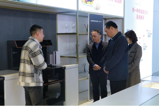 嘉興市南湖區(qū)人大常委會副主任俞海福一行蒞臨帥豐電器參觀調(diào)研 嘉興市南湖區(qū)人大常委會副主任俞海福一行蒞臨帥豐電器參觀調(diào)研