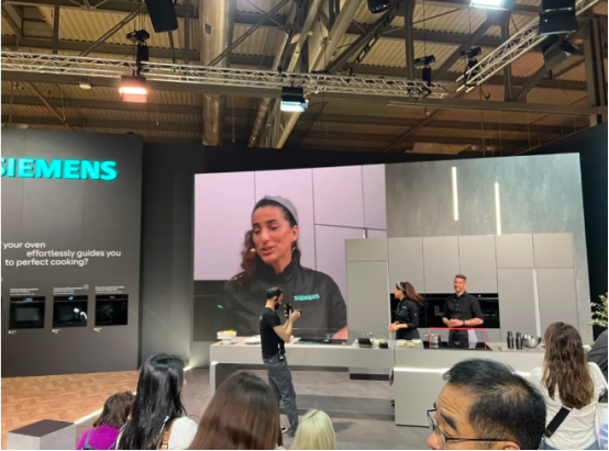 董事長商若云帶隊探知米蘭家具展，洞察國際家居設(shè)計新趨勢