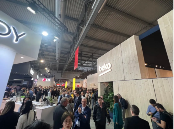 董事長商若云帶隊探知米蘭家具展，洞察國際家居設(shè)計新趨勢