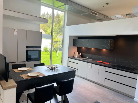 與國(guó)際先進(jìn)理念接軌，全力打造一站式高端全屋定制