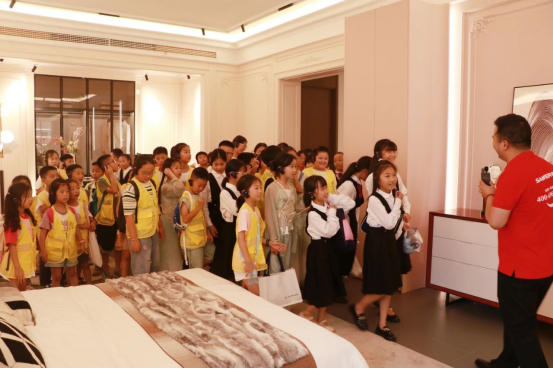 董事長商若云攜手舉辦愛心夏令營活動(dòng)，點(diǎn)亮孩子們的精彩暑期！