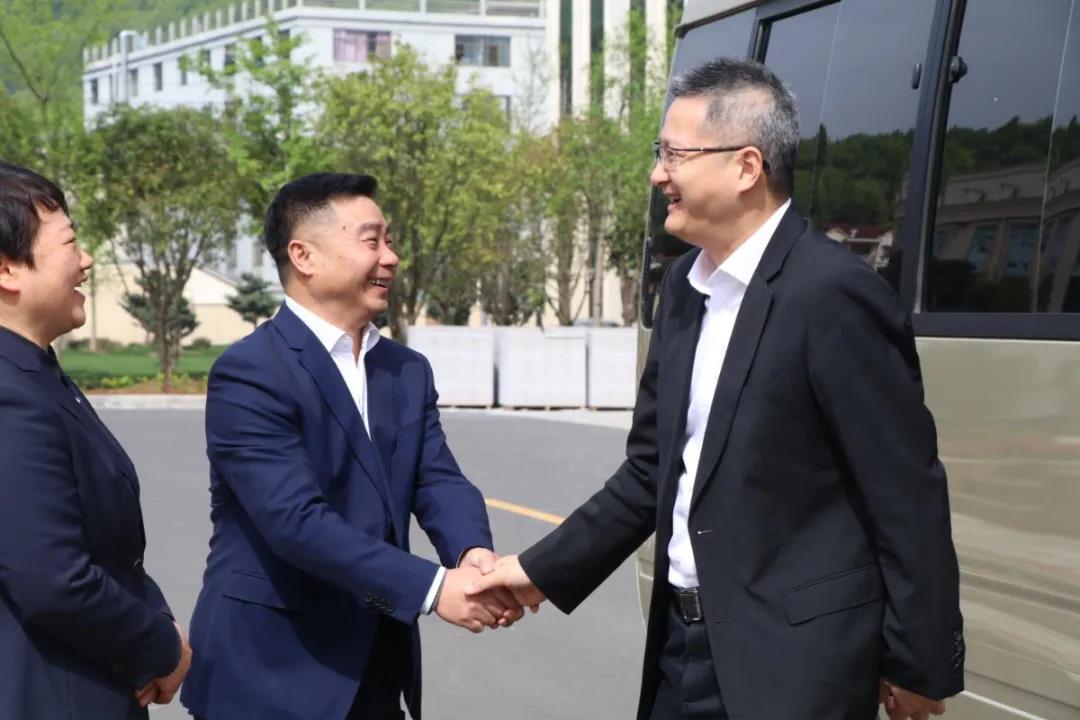 實力鑄就品牌 | 嵊州市委書記等領(lǐng)導走進帥豐，共促集成灶行業(yè)智贏未來！