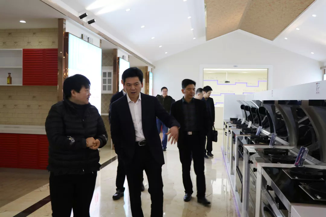 嵊州市長嚴(yán)鋼蒞臨指導(dǎo)，帥豐謹(jǐn)記叮囑，2019繼續(xù)領(lǐng)航嵊州廚電行業(yè)發(fā)展！