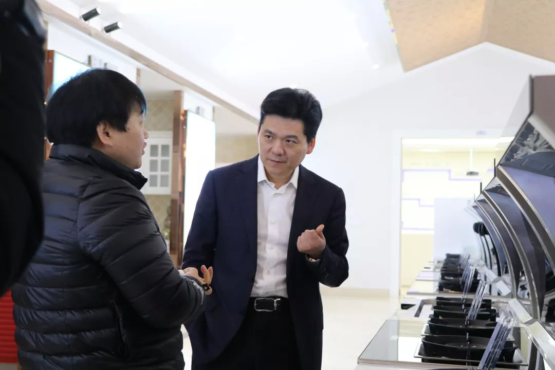 嵊州市長嚴(yán)鋼蒞臨指導(dǎo)，帥豐謹(jǐn)記叮囑，2019繼續(xù)領(lǐng)航嵊州廚電行業(yè)發(fā)展！