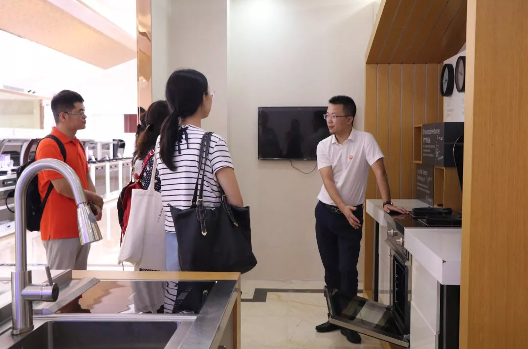 帥豐接受整體廚房考察，共寫行業(yè)未來新篇章!