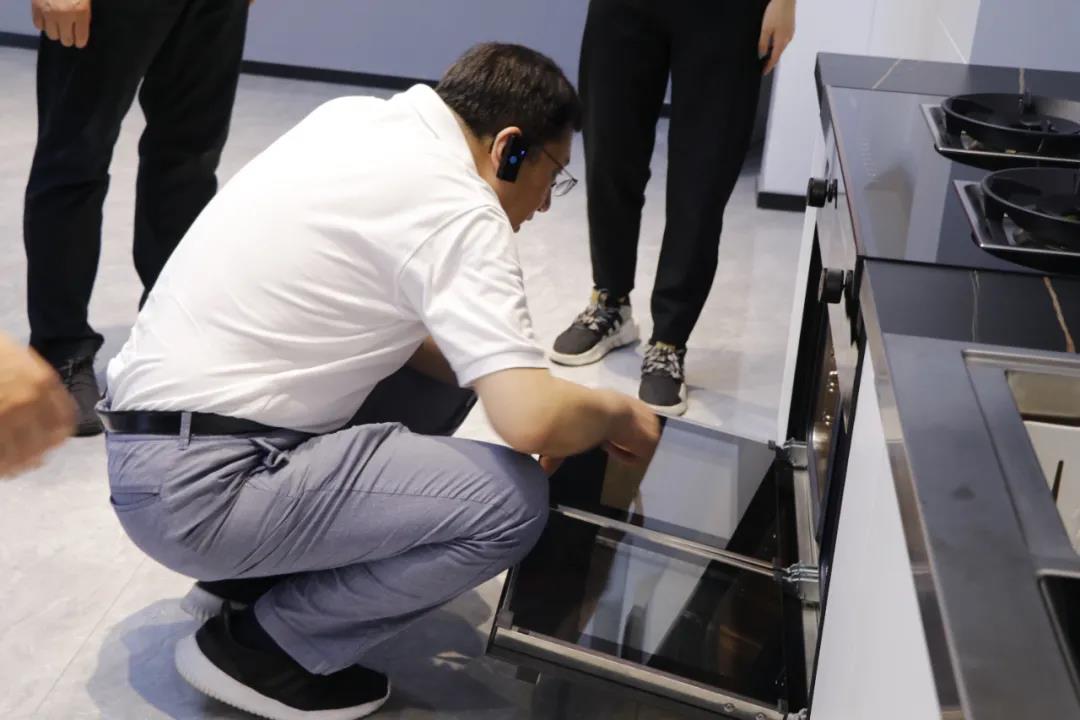 領(lǐng)勢(shì)而上，實(shí)力榮耀|“中國(guó)廚具之都”評(píng)審組專家走進(jìn)帥豐，考察指導(dǎo)相關(guān)工作