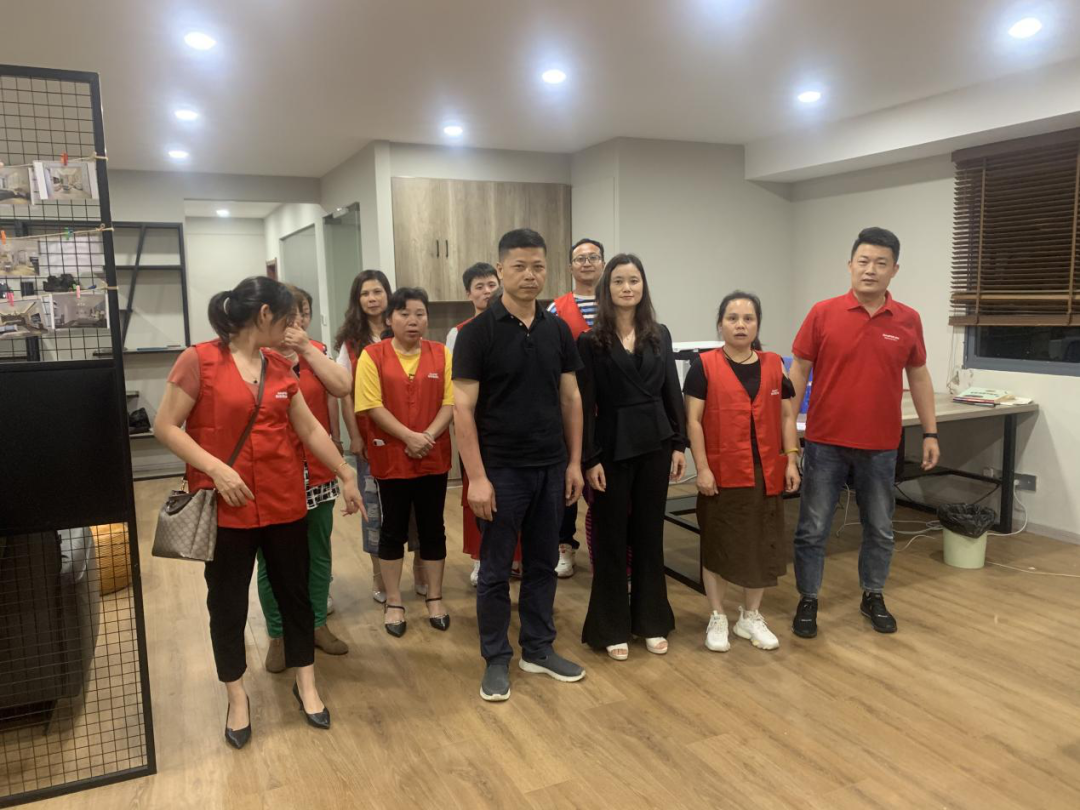 向帥豐電器優(yōu)秀經(jīng)銷商張熙明學習，共同目睹門店風采