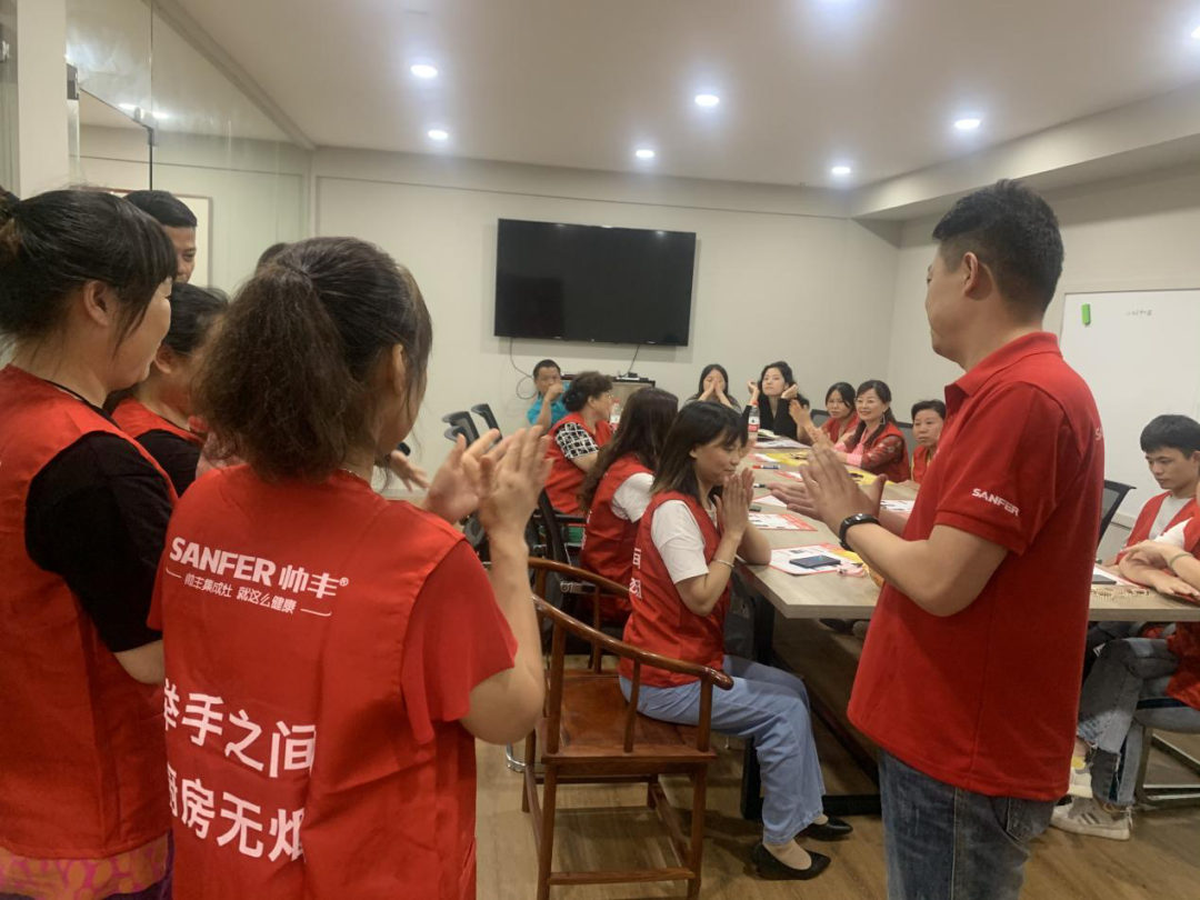 向帥豐電器優(yōu)秀經(jīng)銷商張熙明學習，共同目睹門店風采