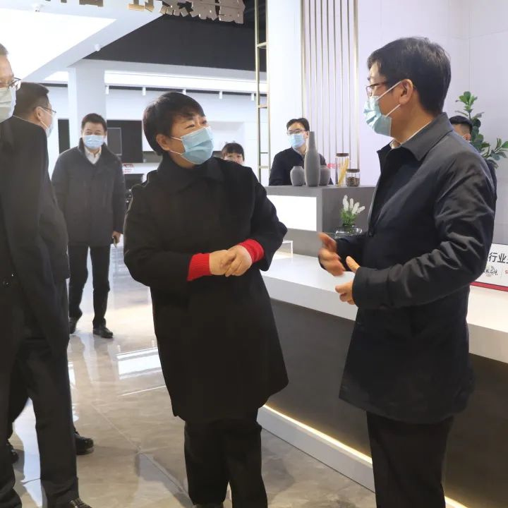 行業(yè)標(biāo)桿，彰顯豐采|紹興市委副書記、代市長施惠芳一行蒞臨帥豐調(diào)研指導(dǎo)！